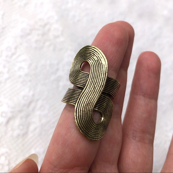 Jewelry - 🔥3/$10 Free w. Purchase-Swirl Design Ring